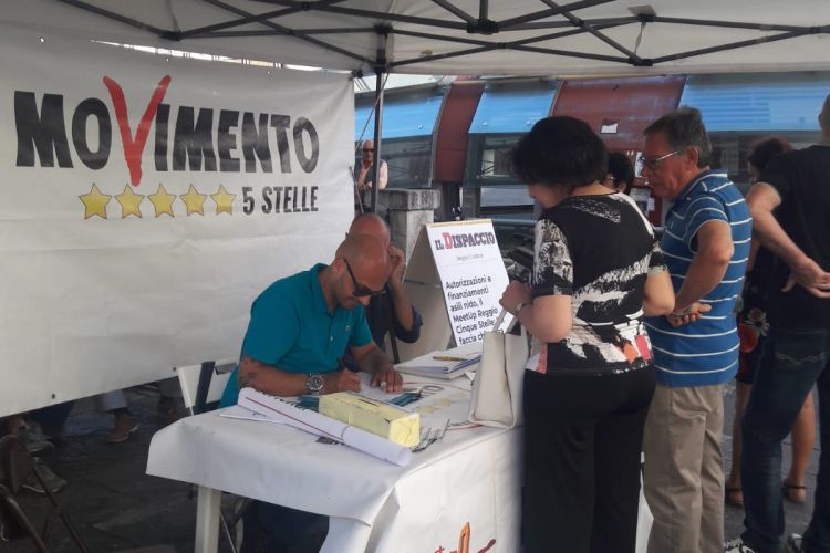 Il Meetup Reggio Cinque Stelle in piazza per la raccolta firme per il taglio dei costi della politica regionale